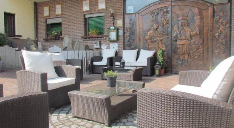 Serviced apartment with patio, yard & grill — photo 5
