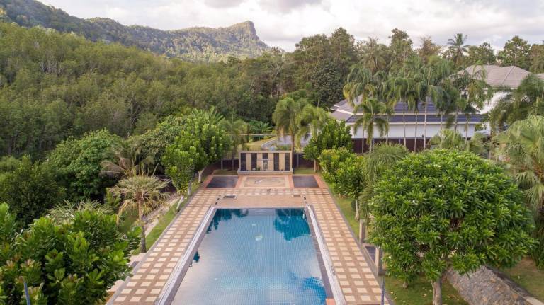 Big villa with BBQ, pool & yard | Perfect for remote work | Pets are welcome — photo 3