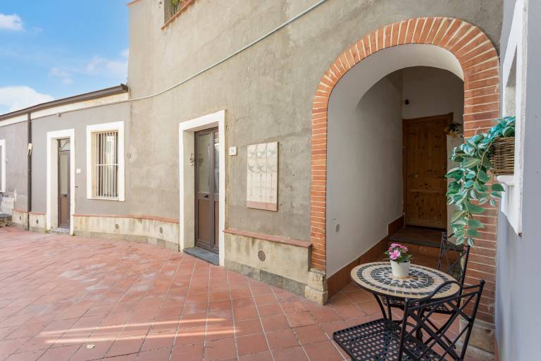 Ariel House Apartment with Private Patio in Central Catania — photo 3
