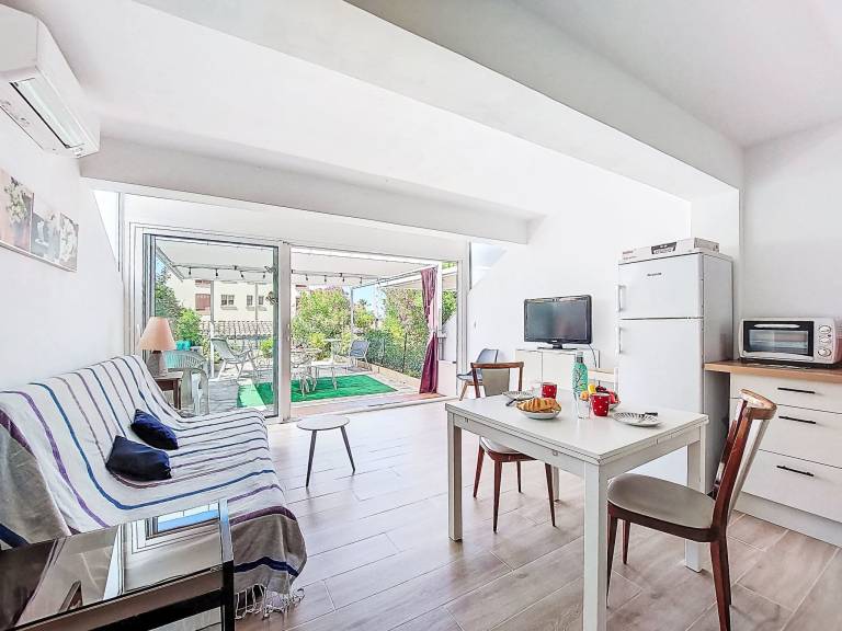 Fully equipped nice holiday apartment with patio, BBQ & yard | Next to the beach | Pet-friendly — photo 2
