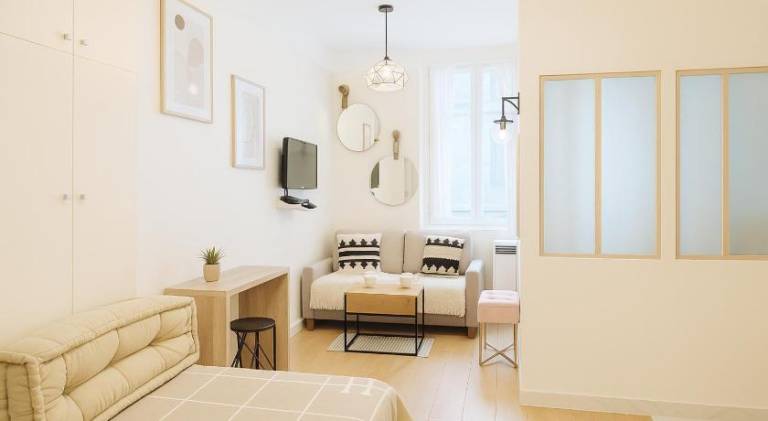 Holiday apartment with yard | Pet-friendly in Courbevoie
