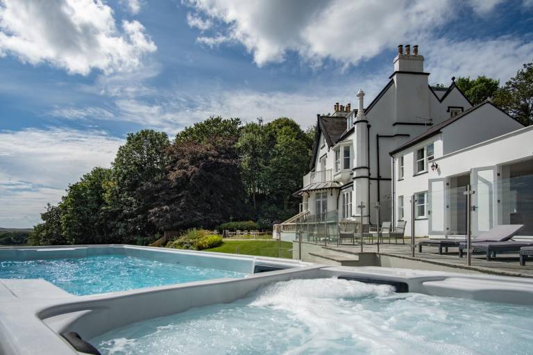 Castle with private pool, jacuzzi & yard | Sea view in Tenby