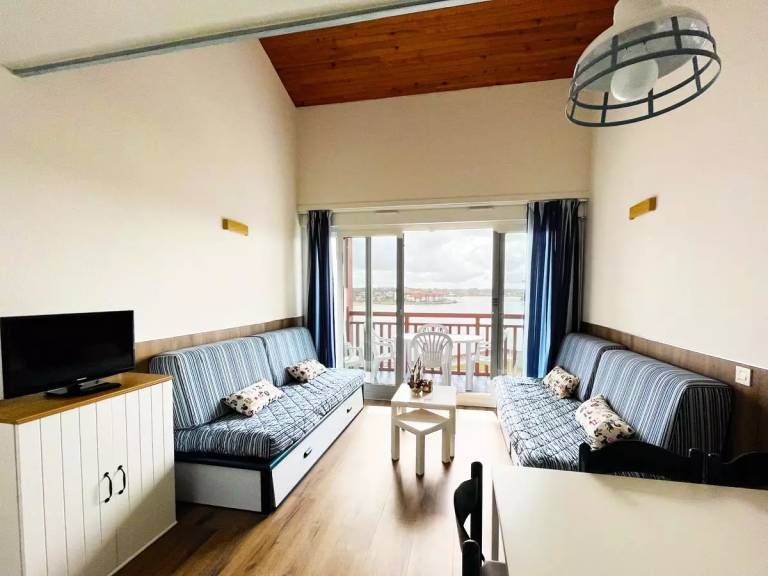 Holiday apartment with pool & patio — photo 3