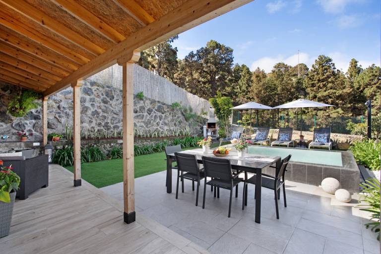 Vacation home with private pool, yard & patio | Garden view — photo 4