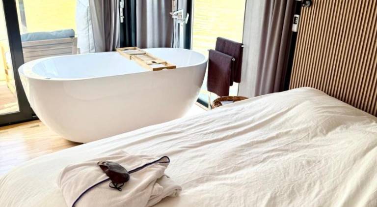 Charming boat with sauna & jacuzzi | Pets are welcome — photo 2