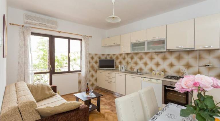 Holiday apartment with patio & garden — photo 3