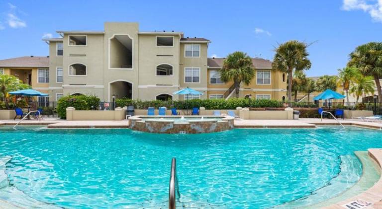 Apartment with pool — photo 3