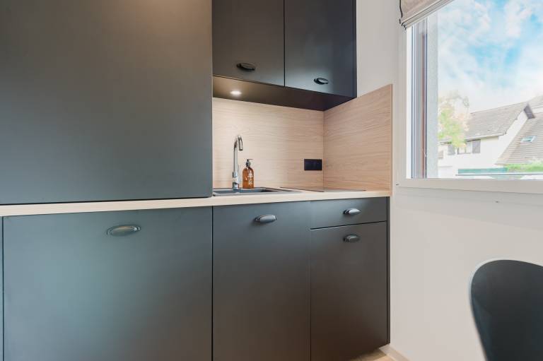 Aparthotel with terrace & yard | Perfect for remote work — photo 4