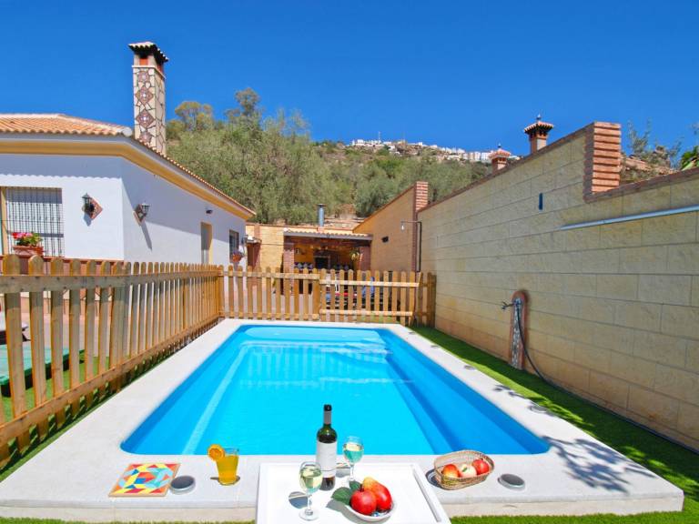 Fully equipped beautiful house with barbeque, yard & patio | Dogs allowed — photo 2