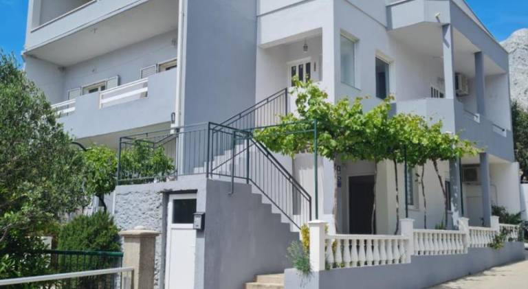 Holiday apartment with terrace in Brela