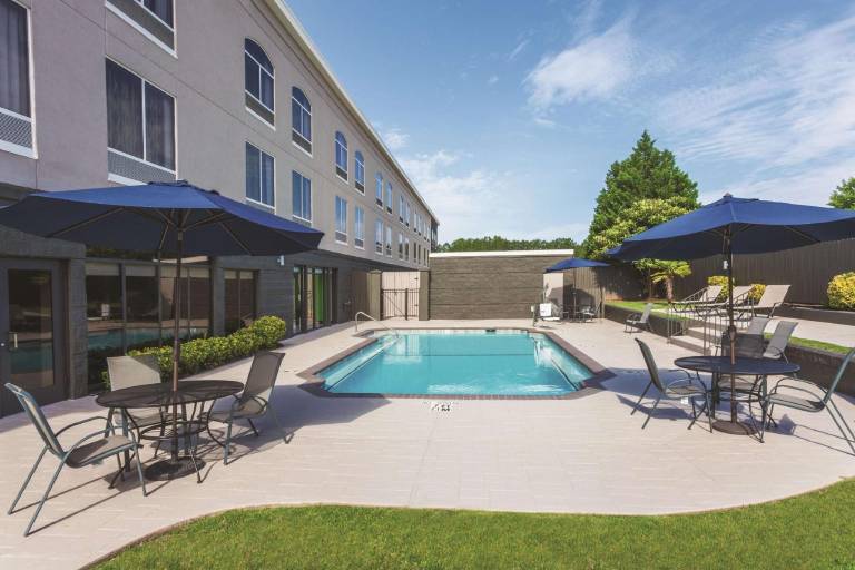 La Quinta Inn & Suites by Wyndham Columbus North — photo 3