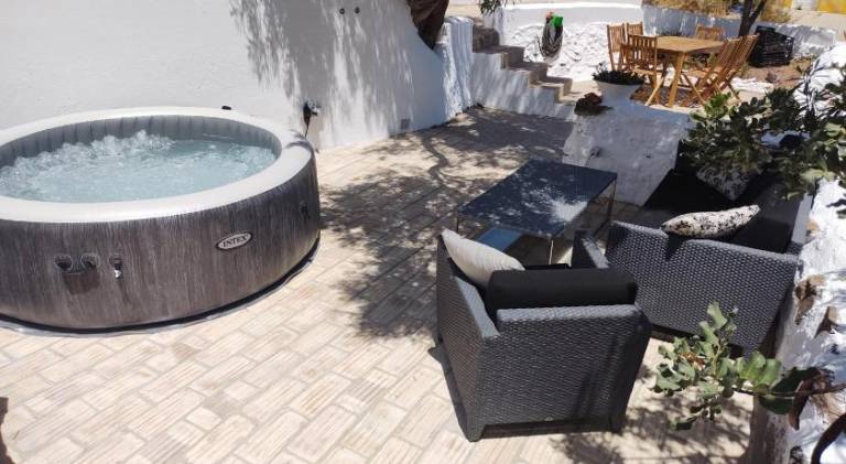 House with yard, hot tub & barbeque | Pet-friendly — photo 3