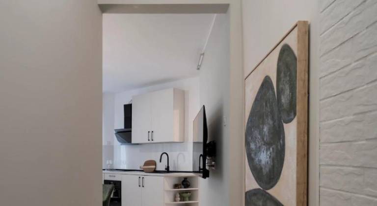 Stylish 2BR Gem in the Heart of Piata Romana — photo 2