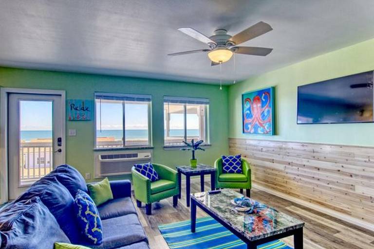 Condo with garden & pool in Port Aransas, TX