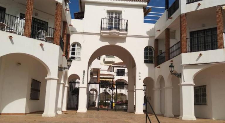 Rental apartment with yard, pool & patio in Torremolinos