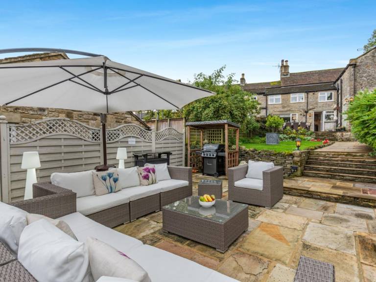 Cottage with hot tub, yard & BBQ in Leyburn
