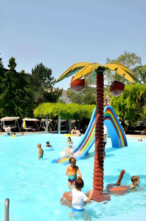 Holiday Apartmanház a belvárosra néző erkéllyel — photo 4