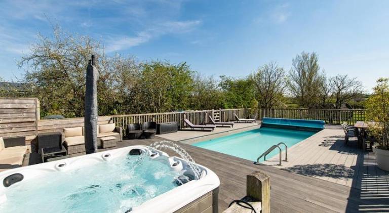 House with pool — photo 4
