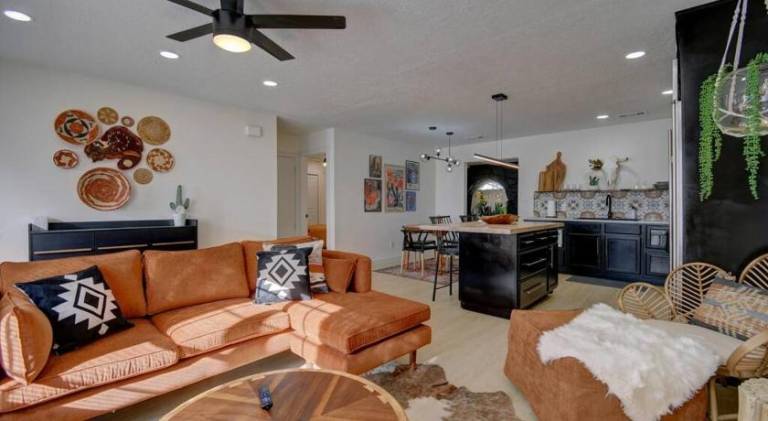 Spacious vacation home with jacuzzi | Pets are welcome — photo 2
