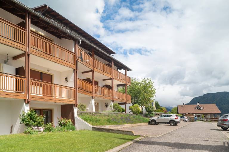 Holiday Apartment 'Stuflesser' with Mountain View, Private Terrace and Shared Garden — photo 3