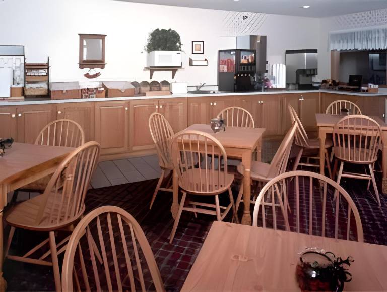 Country Inn & Suites by Radisson, Grinnell, IA — photo 4