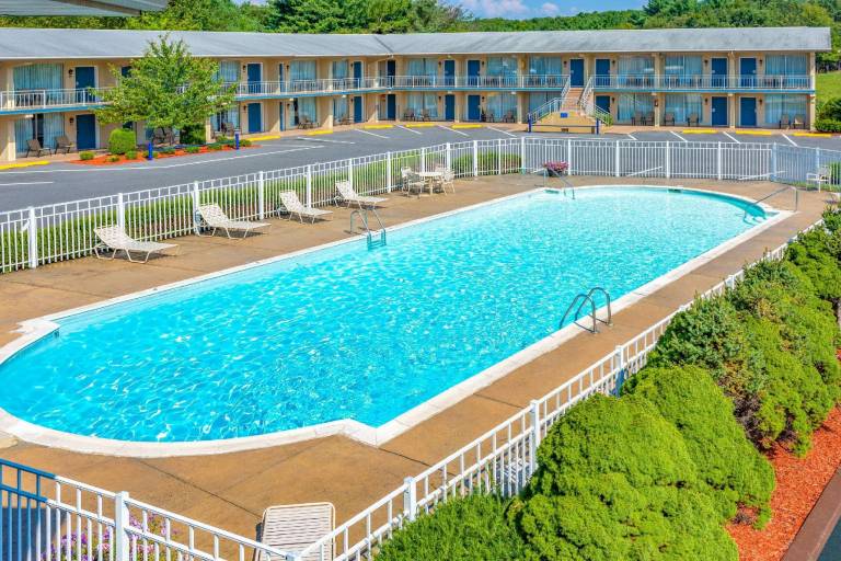 Days Inn by Wyndham Breezewood — photo 2