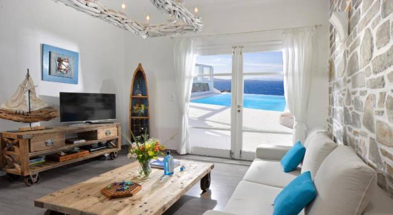 Villa with pool & hot tub — photo 2