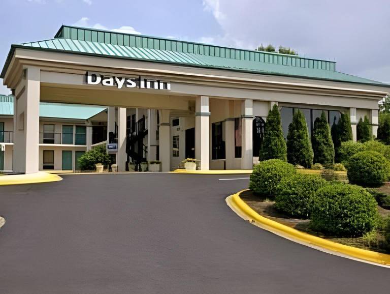 Days Inn by Wyndham Hendersonville in Henderson, NC