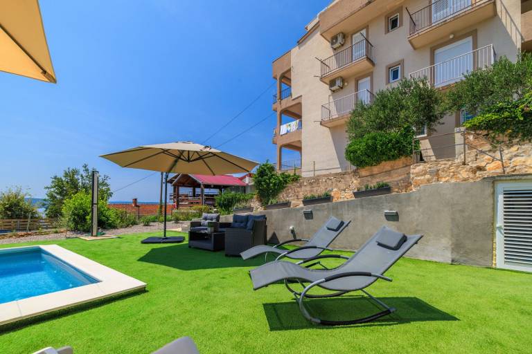 Picturesque flat just 350 metres from the beach with panoramic sea views, pool, outdoor shower — photo 2