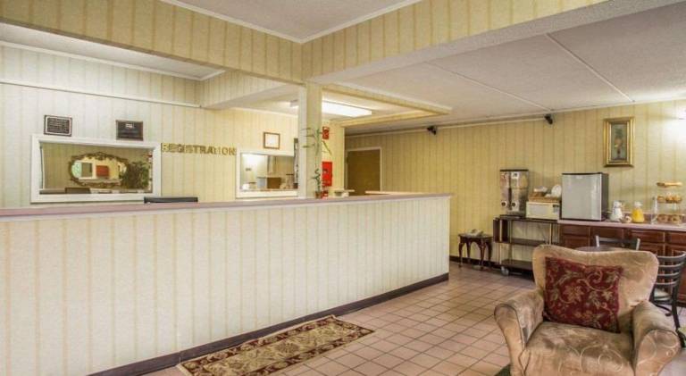 Econo Lodge Inn & Suites — photo 5