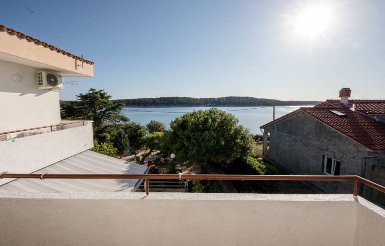 Holiday apartment with yard, barbeque & fast internet | Sea view | Pets allowed in Rab