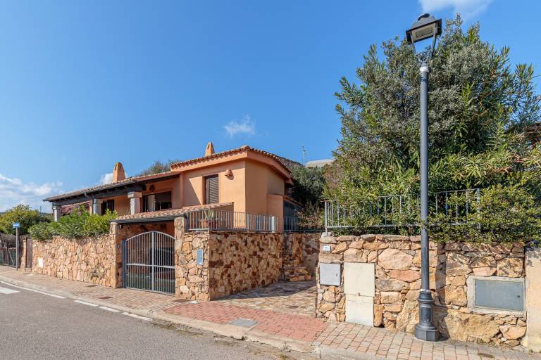 Villa with yard & terrace in Golfo Aranci