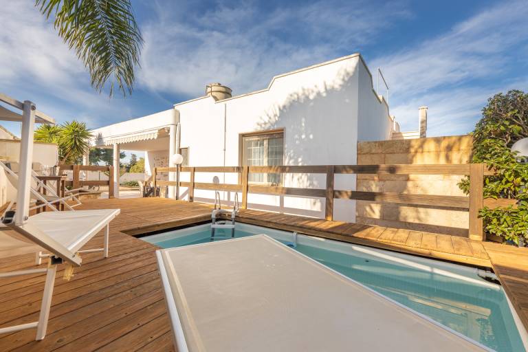Villa with yard, barbecue & private pool | Garden view — photo 2