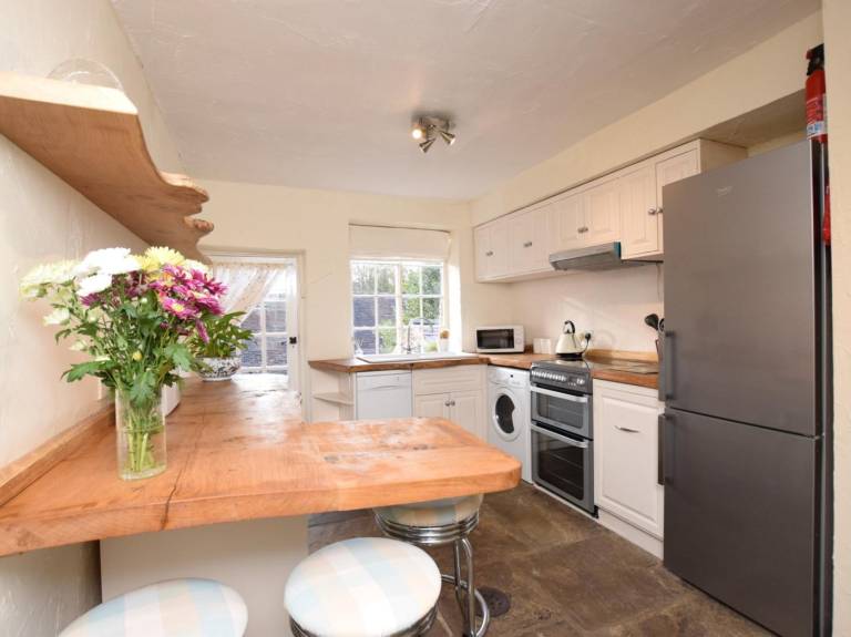 Cottage with garden & patio — photo 3
