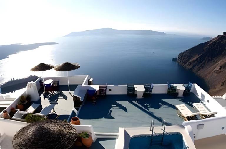 Serviced apartment with yard, hot tub & patio in Santorini