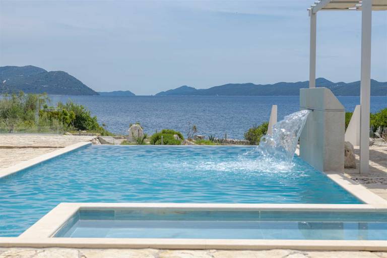 Villa Oasis, 5 bedrooms, heated Pool, Jacuzzi, BeachFront by MyWaycation — photo 5