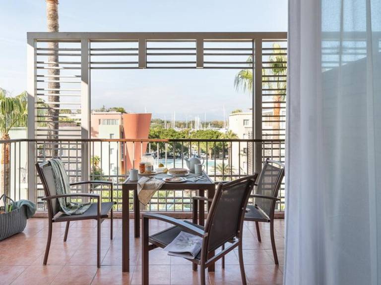 Rental apartment with pool, patio & jacuzzi — photo 4
