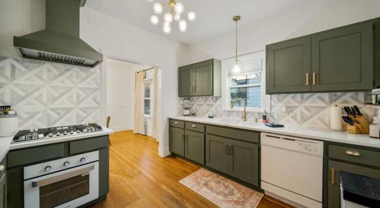 Walk to Cherry Street, pets, hot tub by HVNLYhomes — photo 3