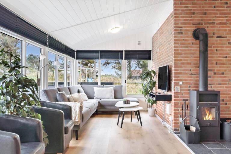 Pleasant vacation home with pool, grill & jacuzzi | Pets are welcome — photo 2