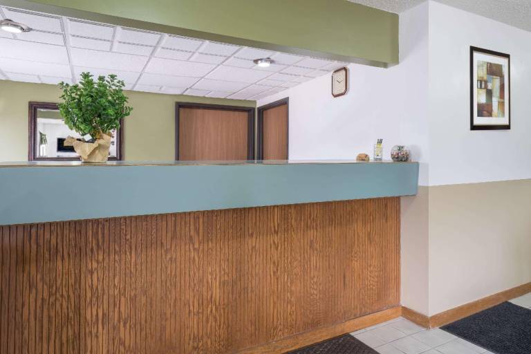 Super 8 By Wyndham Fond Du Lac — photo 3