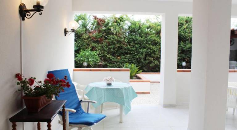 Serviced apartment with patio, barbeque & yard | Beach nearby | Pet-friendly — photo 5