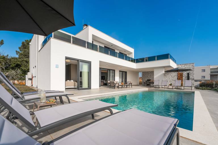 Villa with BBQ, patio & pool | Dogs allowed in Novigrad