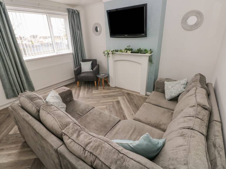 Cottage with hot tub & garden | Beach view — photo 3