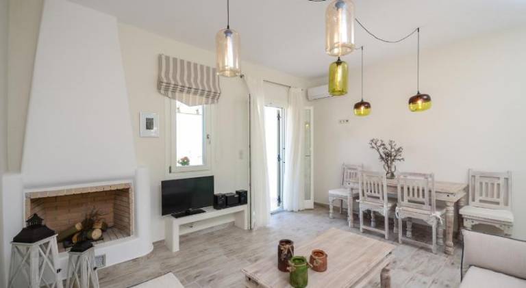 Villa with BBQ, yard & patio — photo 4