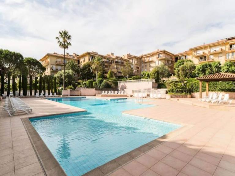 Holiday apartment with garden & pool in Saint-Tropez
