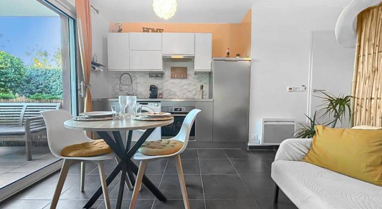 Lovely rental apartment with yard, grill & pool | Pets are welcome — photo 4
