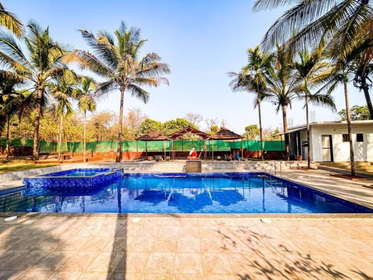 Farm with private pool, barbecue & garden in Dapoli