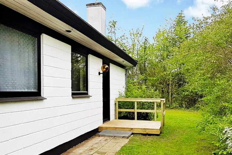 Vacation home with pool, BBQ & patio — photo 3