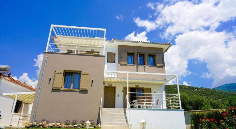 Beautiful serviced apartment with patio, barbeque & yard | Pets are welcome — photo 5