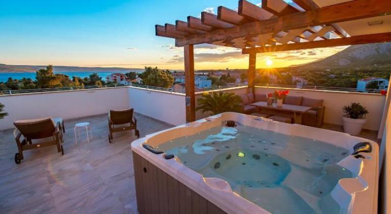 Villa with jacuzzi & pool in Starigrad